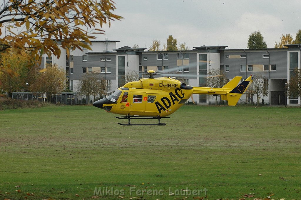 VU PKW schleudert in Kleinlaster Koeln Bickendorf Westendstr  P23.jpg